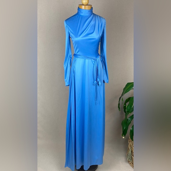 Dresses & Skirts - Elegant Long Sleeve Maxi Dress in Bright Blue